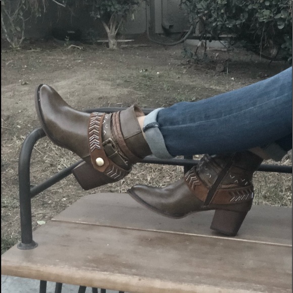 BROWN FAUX LEATHER WESTERN BOOTS - Picture 2 of 8